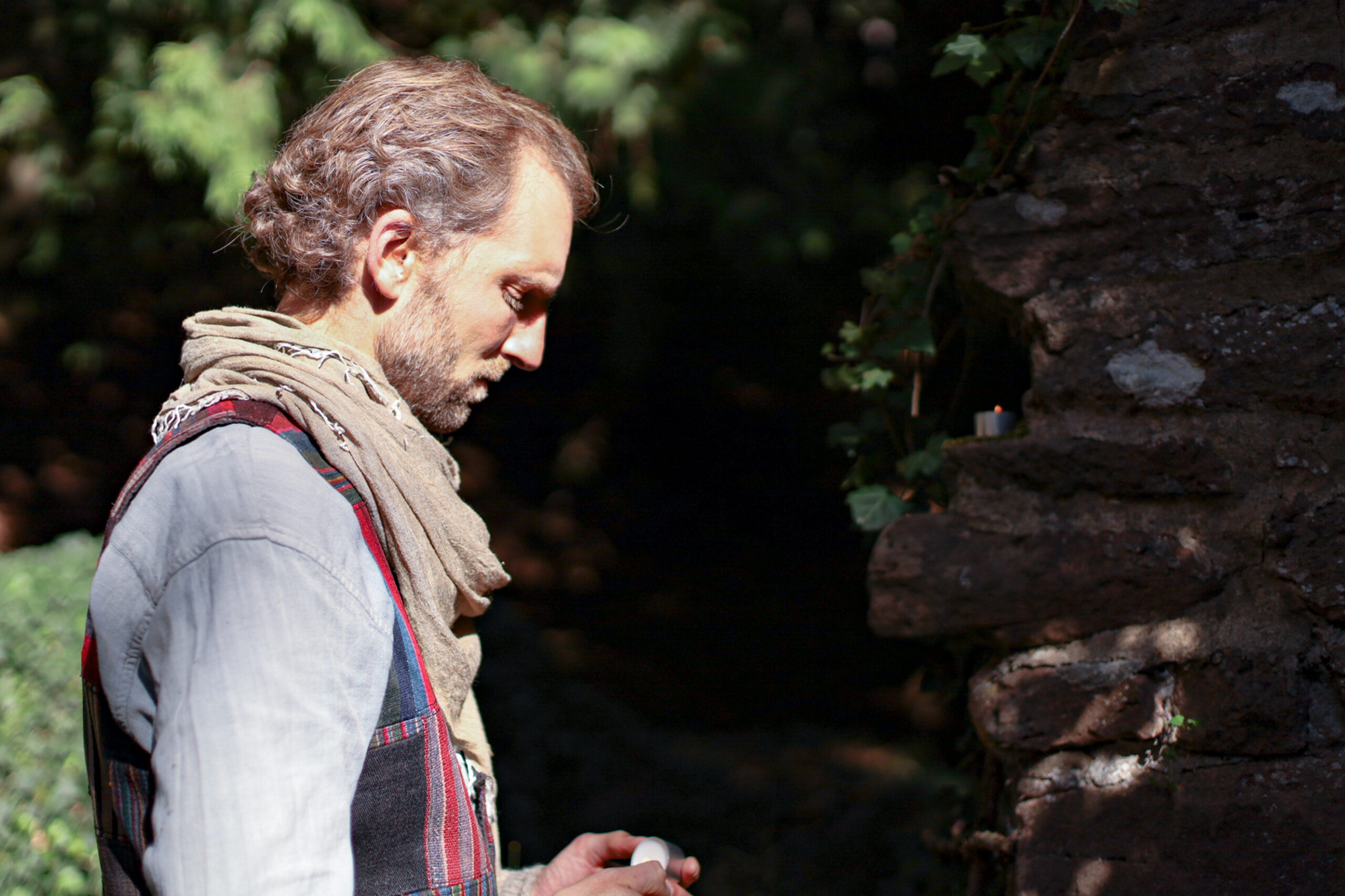 Foto von Florian vor einer alten Steinmauer stehend
