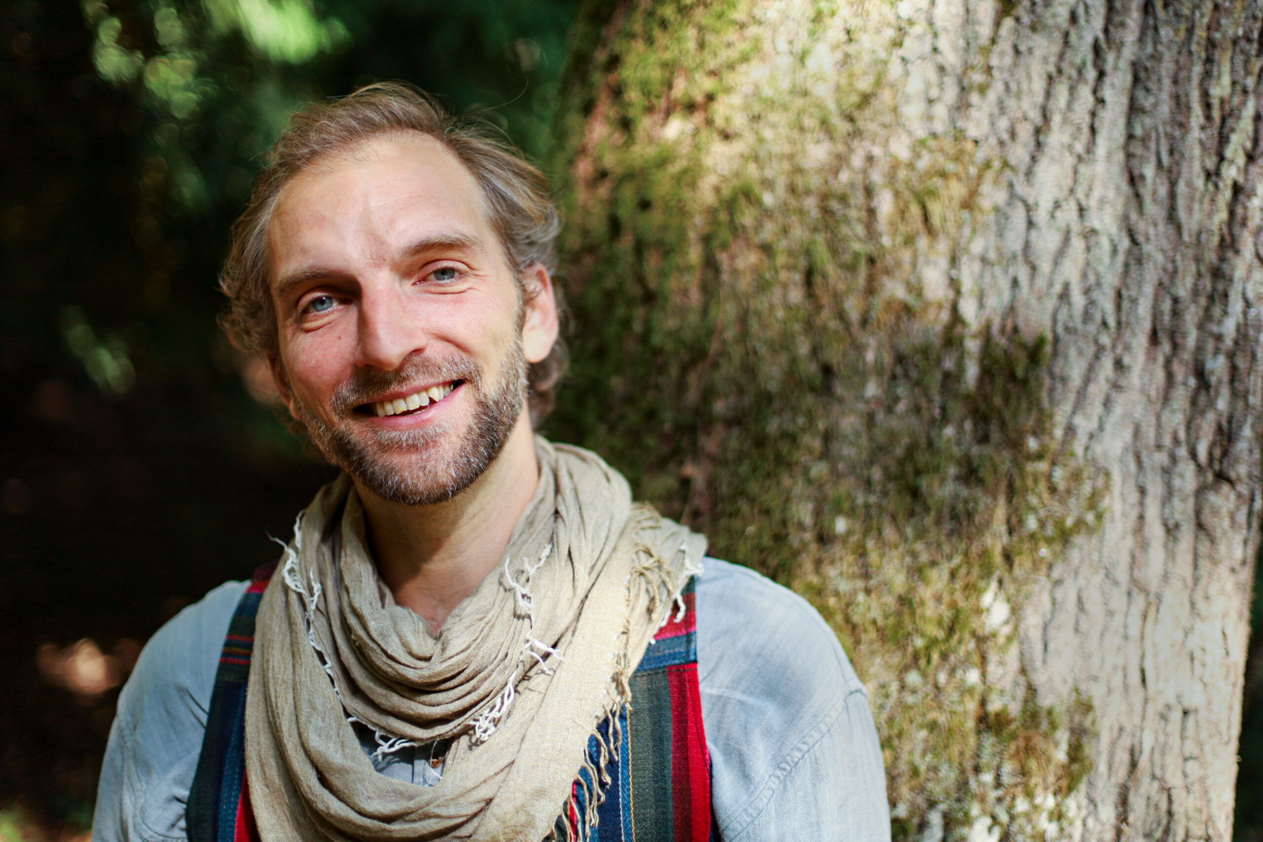 Foto von Florian vor einem Baum